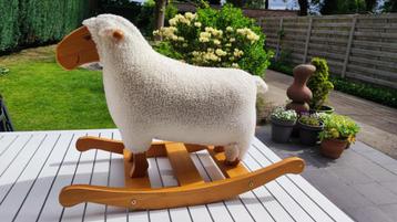 Schommel schaap beschikbaar voor biedingen