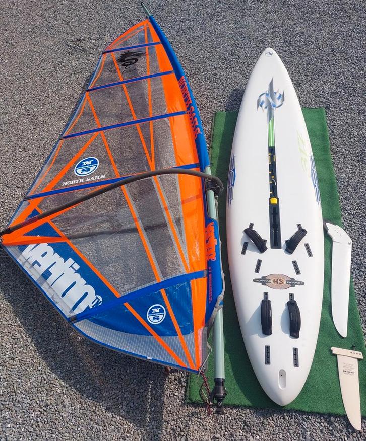 Surfplank Fanatic Bee 195 lit compleet 4.7 m² zwaard giek, Watersport en Boten, Windsurfen, Zo goed als nieuw, Complete set, 300 cm of meer