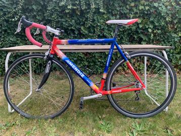 Vintage koersfiets Mendiz beschikbaar voor biedingen