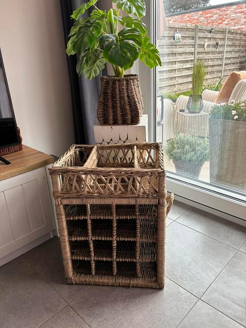 Mooi rieten wijnrek vooraan van SIDANO zeer mooi, Huis en Inrichting, Woonaccessoires | Schalen en Manden, Zo goed als nieuw, Ophalen