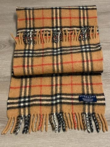 BURBERRY sjaal van 100% lamswol prijs: 70€ beschikbaar voor biedingen