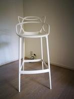 2 KARTELL witte barstoelen - by Starck, Huis en Inrichting, Barkrukken, Ophalen, Kunststof, Met voetsteun, 60 tot 90 cm