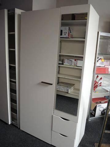 Klerenkast met spiegel  beschikbaar voor biedingen