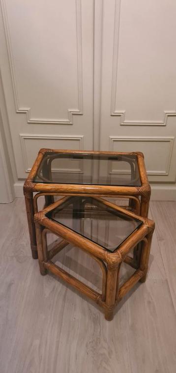 Set 2 rotan bijzettafeltjes beschikbaar voor biedingen