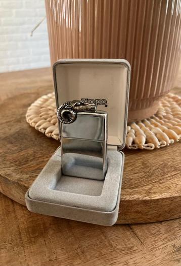 Zeldzame zippo Ram sculptuur beschikbaar voor biedingen