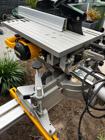 DEWALT D27112-QS afkort-, verstek- en tafelzaag  beschikbaar voor biedingen
