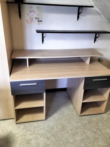 bureau beschikbaar voor biedingen