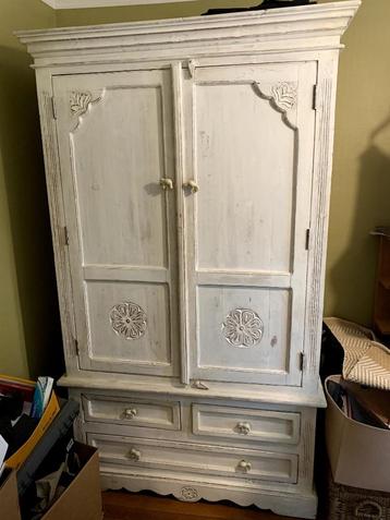 Armoire, lit et table de nuit en bois blanc beschikbaar voor biedingen