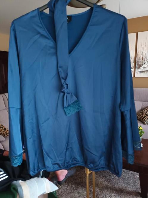 2 Heel elegante nieuwe fijne bloezen  v, Kleding | Dames, Blouses en Tunieken, Nieuw, Maat 42/44 (L), Blauw, Ophalen of Verzenden