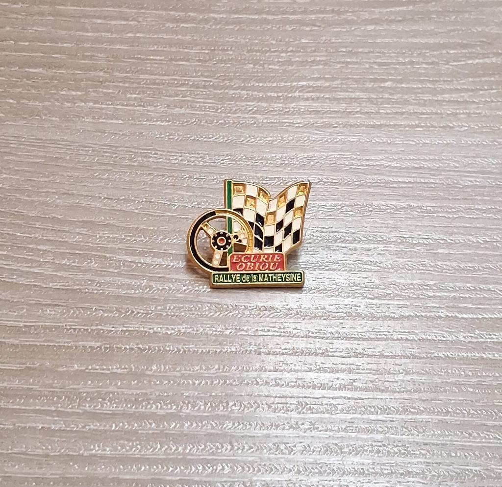 PIN - ECURIE OBIOU - RALLYE DE LA MATHEYSINE - RALLY, Envoi, Utilisé, Sport, Insigne ou Pin's
