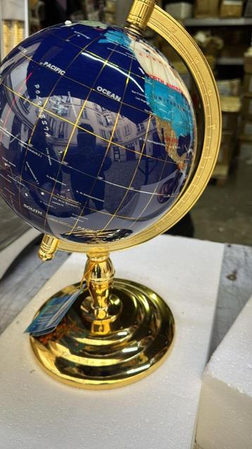 Wereldbol in halfedelsteen 220 mm diameter beschikbaar voor biedingen