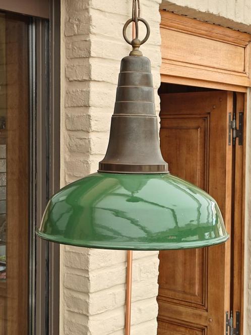 INDUSTRIËLE EMAILLE HANGLAMP GROEN MET KOPER BESLAG, Antiek en Kunst, Curiosa en Brocante, Ophalen of Verzenden