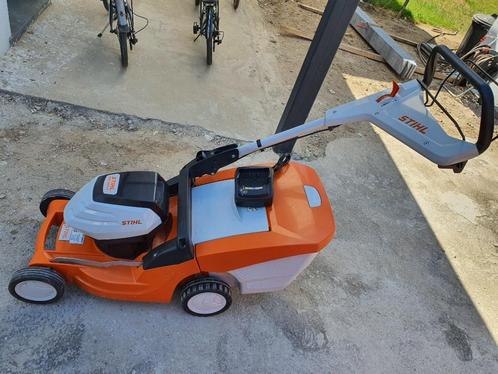 STIHL RMA 448 VC 2022 Jaar  Accugrasmaaier set, inclusief 2, Tuin en Terras, Grasmaaiers, Zo goed als nieuw, Accu-grasmaaier, 40 t/m 49 cm