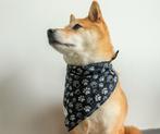 Bandana pour chien noir avec empreintes de pattes, Animaux & Accessoires, Enlèvement ou Envoi, Comme neuf, Foulard pour chien