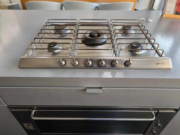 Cuisinière à gaz SMEG à 5 brûleurs, avec brûleur double wok disponible aux enchères