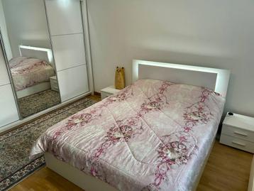 Ensemble complet de chambre à coucher beschikbaar voor biedingen
