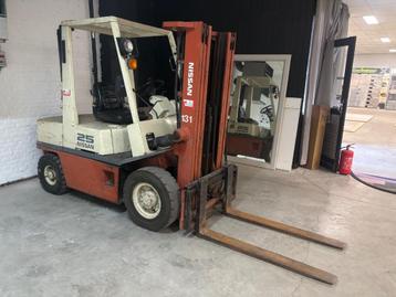 Nissan heftruck diesel met triple mast en side shift beschikbaar voor biedingen