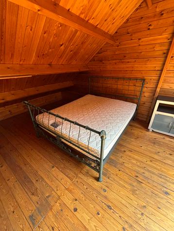 Metalen bed met lattenbodem beschikbaar voor biedingen