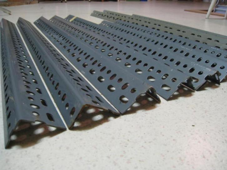 12 hoekprofielen, 11 meter totaal, dikte 2mm, 5 EUR/meter, Doe-het-zelf en Bouw, IJzerwaren en Bevestigingsmiddelen, Ophalen