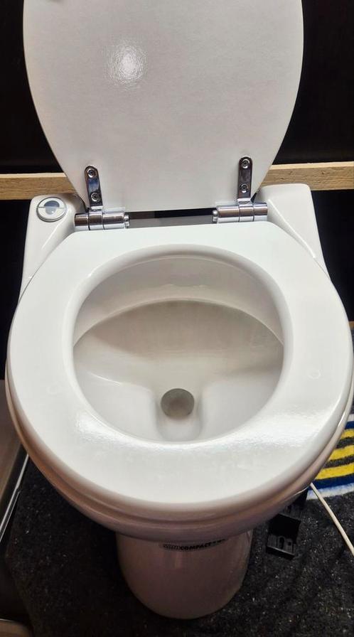 Sfa Sanibroyeur broyeur vermaler wc sanicompact eco 43, Doe-het-zelf en Bouw, Sanitair, Zo goed als nieuw, Toilet, Ophalen