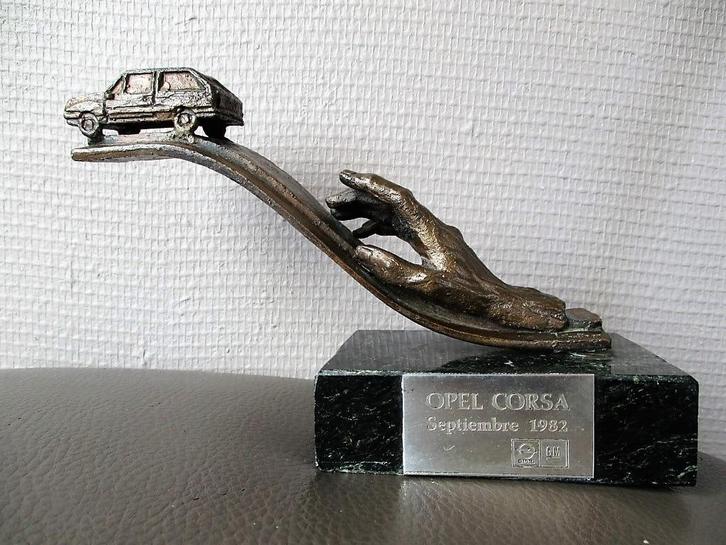 brons Sculptuur van Santiago Calatrava – Opel Corsa (1982), Antiek en Kunst, Kunst | Beelden en Houtsnijwerken, Ophalen of Verzenden