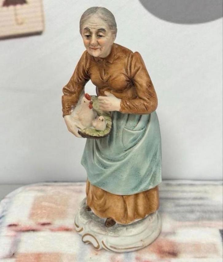 Vintage Porseleinen beeldje Oude vrouw met kip porselein, Verzamelen, Beelden en Beeldjes, Zo goed als nieuw, Mens, Ophalen of Verzenden