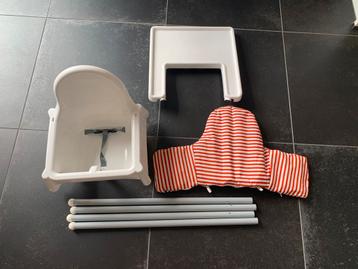 Kinderstoel ikea met beschermer en tafeltje. beschikbaar voor biedingen