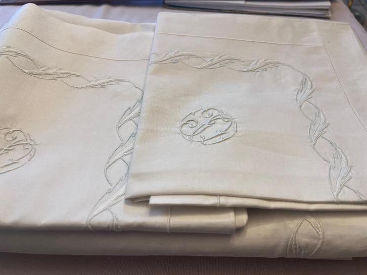 MAGNIFIQUE et GRAND drap ancien brode, Antiquités & Art, Tapis & Textile, Enlèvement ou Envoi