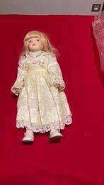 Mooi geklede pop in feestkledij, Verzamelen, Ophalen, Zo goed als nieuw, Pop