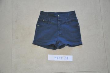 Short + T-Shirt maat 38 beschikbaar voor biedingen