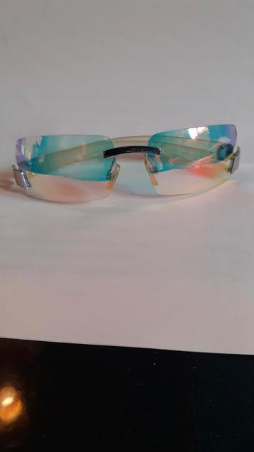 paire de lunette solaire reflet irisé uv 400 beschikbaar voor biedingen