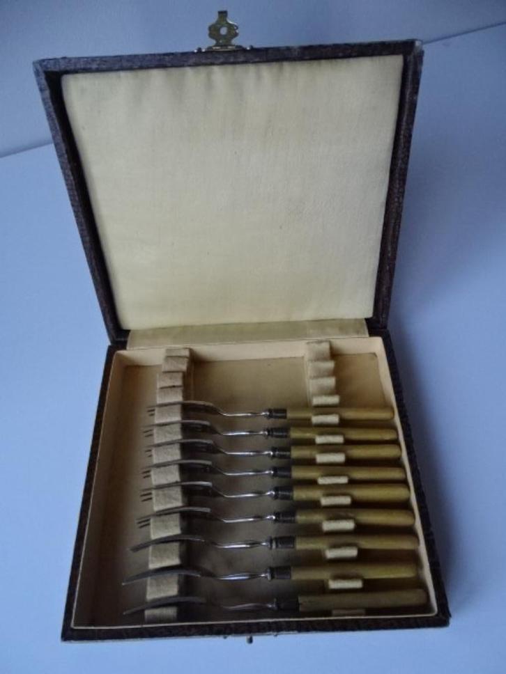 Boitier avec 9 fourchettes à dessert, manche en corne ?, Antiquités & Art, Antiquités | Couverts, Enlèvement ou Envoi