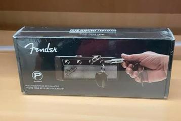 Sleutelhangers (4) en ophangsysteem Fender