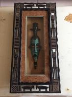 Masque sous verre, cadre en bois brun foncé sculpté, Antiquités & Art, Art | Sculptures & Bois, Enlèvement ou Envoi