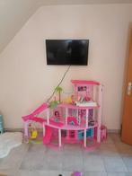 Barbie droomhuis met al de accessoires & veel extra Barbie's, Ophalen, Zo goed als nieuw, Poppenhuispop