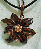 Collier fantaisie.... pendentif en forme de fleur, Enlèvement ou Envoi, Neuf, Brun, Fleur ou Plante