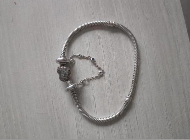 Armband en bedeltjes Pandora, Handtassen en Accessoires, Armbanden, Zo goed als nieuw, Zilver, Met bedels of kralen, Ophalen of Verzenden