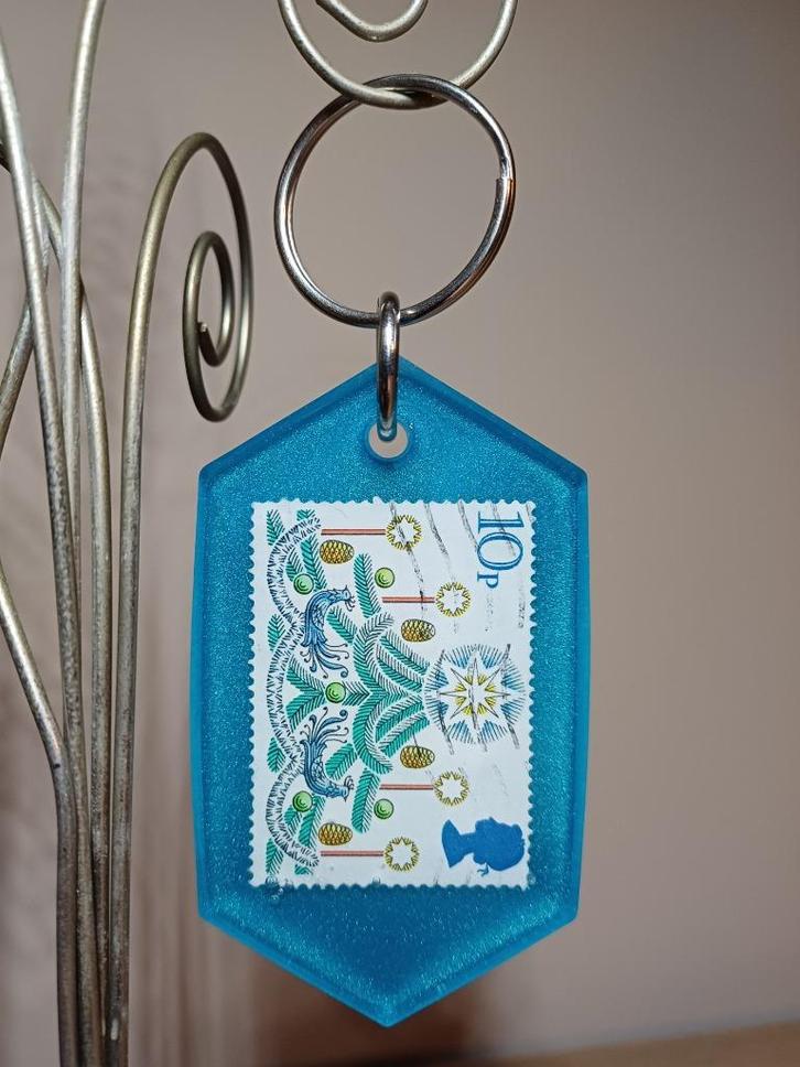 Sleutelhanger met oude postzegel in epoxyhars (UK 1980), Verzamelen, Sleutelhangers, Nieuw, Overige typen, Ophalen of Verzenden