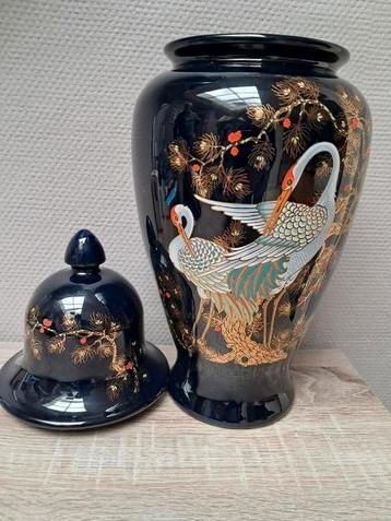 Koningsblauwe vaas met deksel Impeccable van Japanse reigers beschikbaar voor biedingen