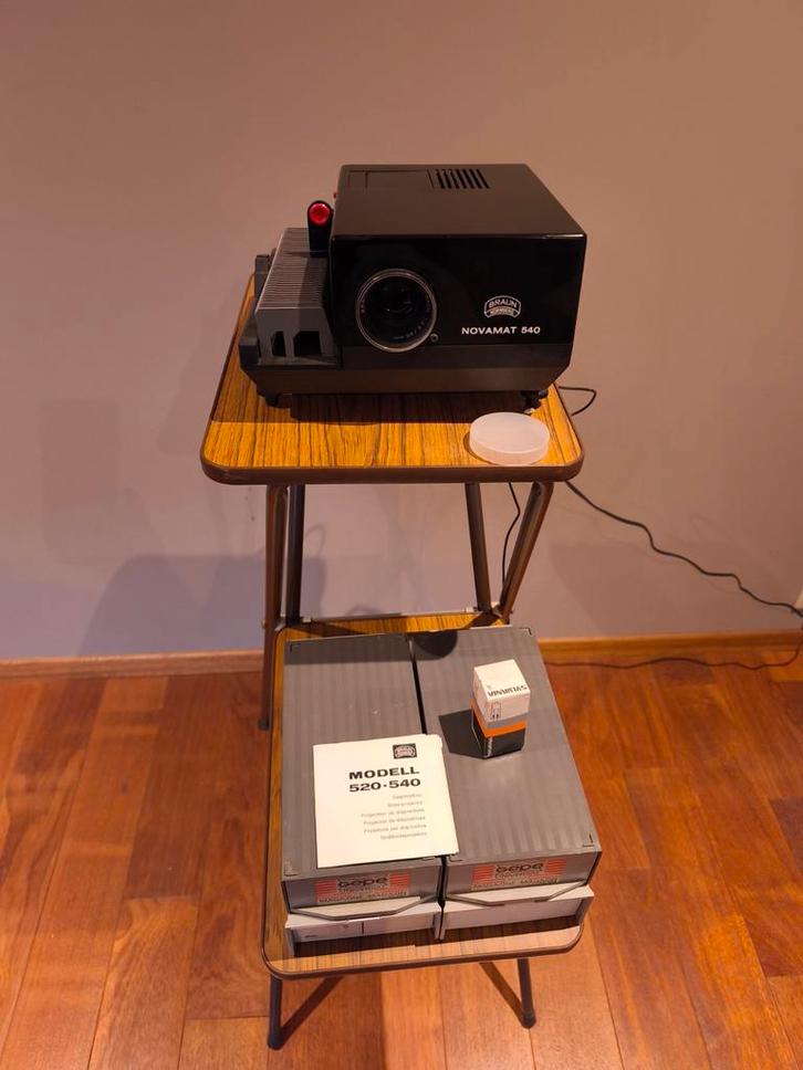 ️ Projecteur diapos Braun Novamat + accessoires, TV, Hi-fi & Vidéo, Projecteurs dias, Enlèvement