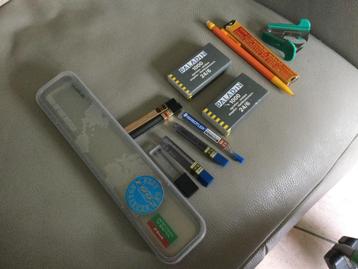 SET VAN VERSCHILLENDE SCHOOLACCESSOIRES beschikbaar voor biedingen