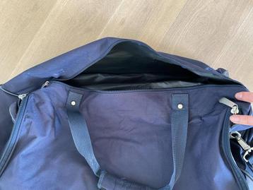 Grote reistas met wielen beschikbaar voor biedingen