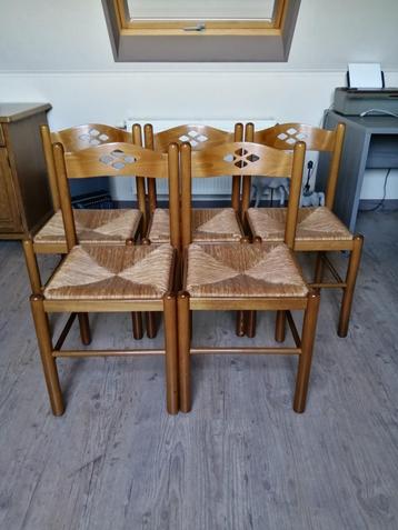 Houten stoelen met rieten zitting beschikbaar voor biedingen