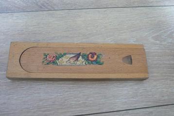 Vintage pennendoos in hout beschikbaar voor biedingen