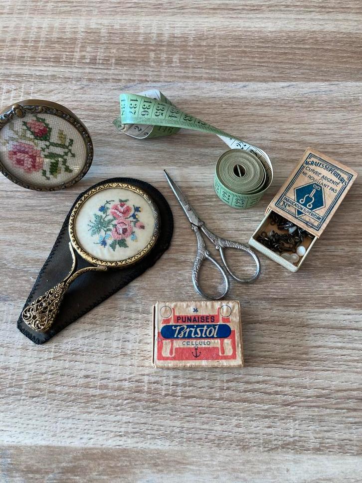 Oud naaigerief met geborduurde items, Antiek en Kunst, Curiosa en Brocante, Ophalen of Verzenden