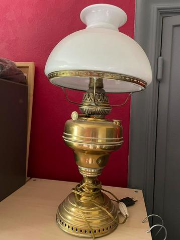 Lampe vintage cuivre et opaline  beschikbaar voor biedingen