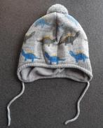 Mooie licht grijze muts met dino's en een pompon (nieuw), Kinderen en Baby's, Babykleding | Mutsen, Sjaals en Wanten, C&A, Nieuw