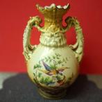 Oude vaas met twee handgrepen bloemenpatroon, Antiek en Kunst, Ophalen of Verzenden