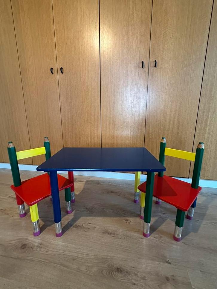 Kleurrijk kindertafeltje in kleurpotlood thema, Kinderen en Baby's, Kinderkamer | Tafels en Stoelen, Gebruikt, Tafel(s) en Stoel(en)