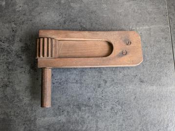 antieke houten WW2 gasalarm ratel  beschikbaar voor biedingen